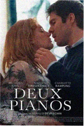 深夜影评现场灯串下的老片修复放映画面